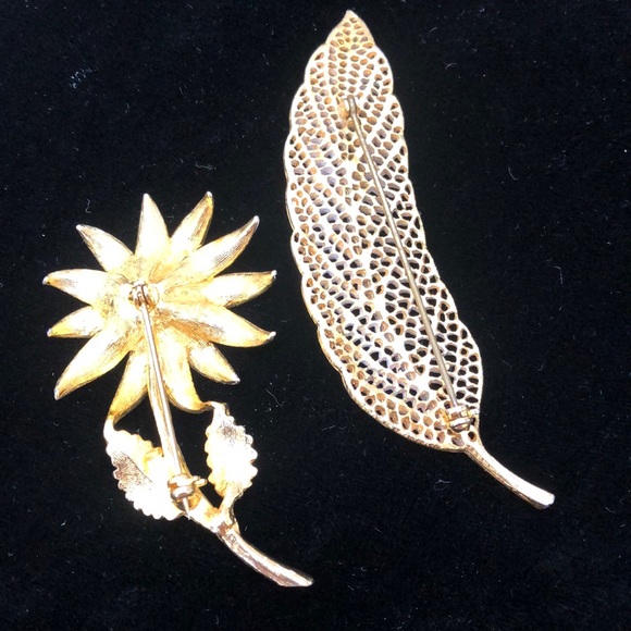 Exquisite vintage pins with white enamel. - Picture 2 of 3
